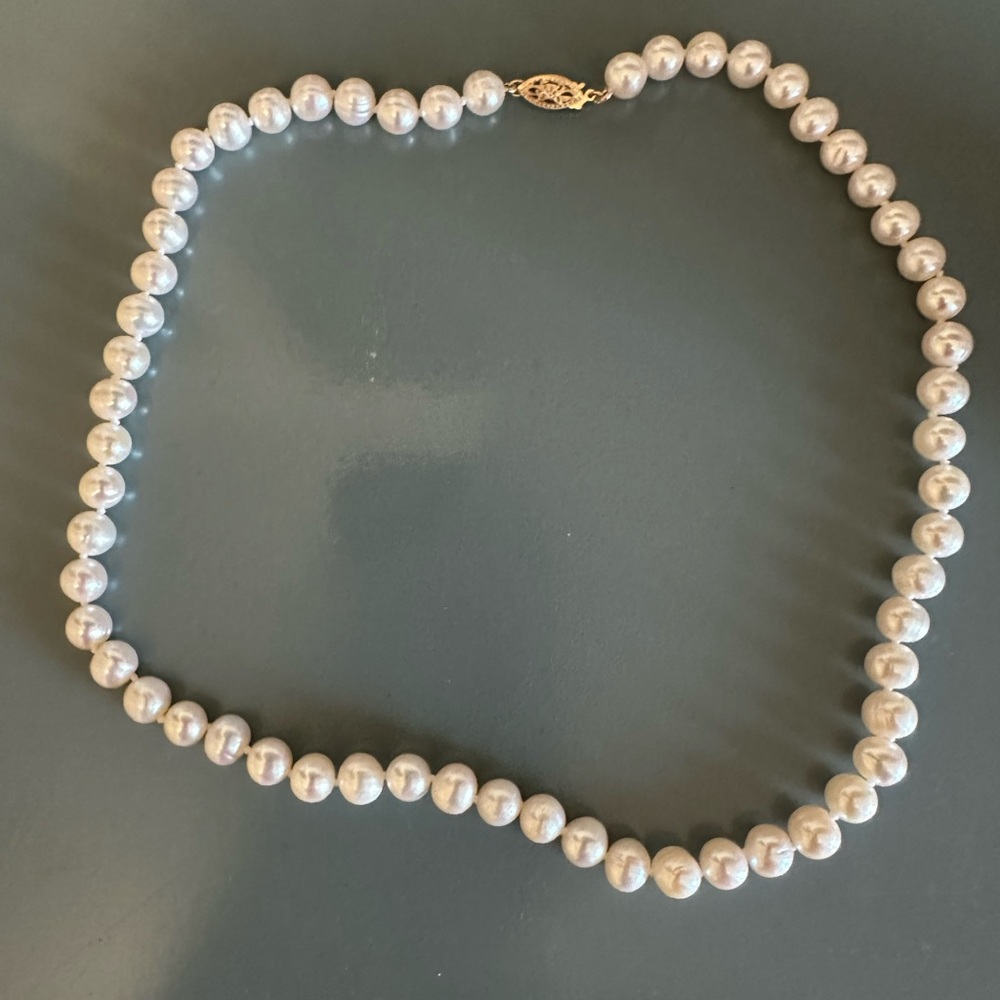 Elegant Pearl Necklace with Gold Accent